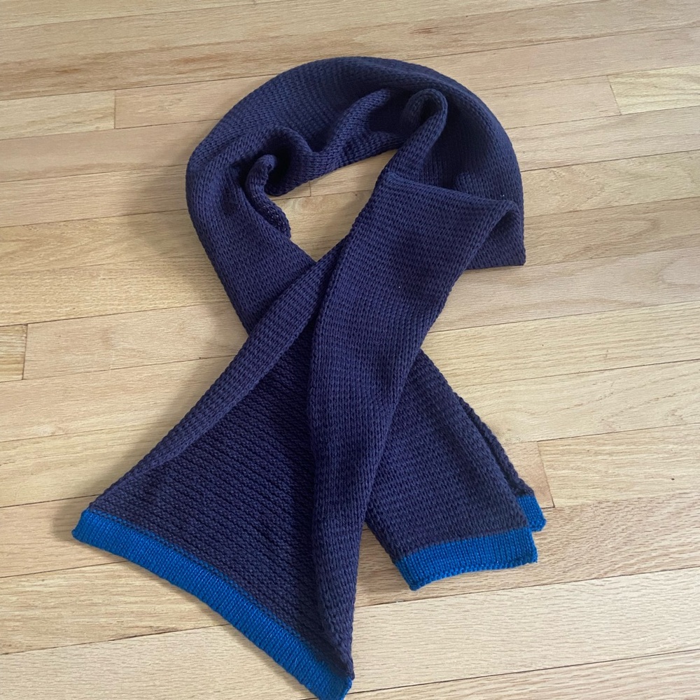 SCARF 10.5 x 51.5 Knitted Type Super Soft NEW NWOT Unisex Italy Blue Maroon